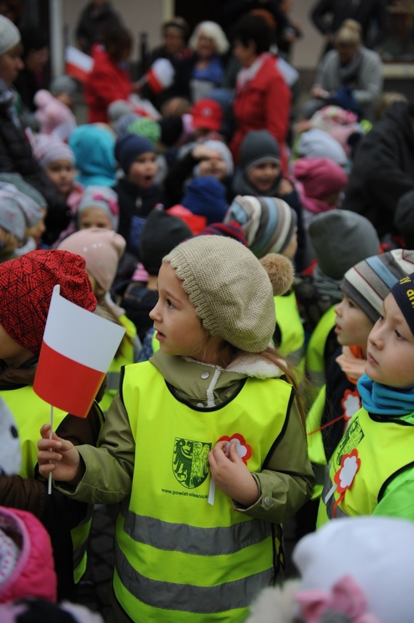 Oleśnickie przedszkolaki śpiewały hymn na Rynku