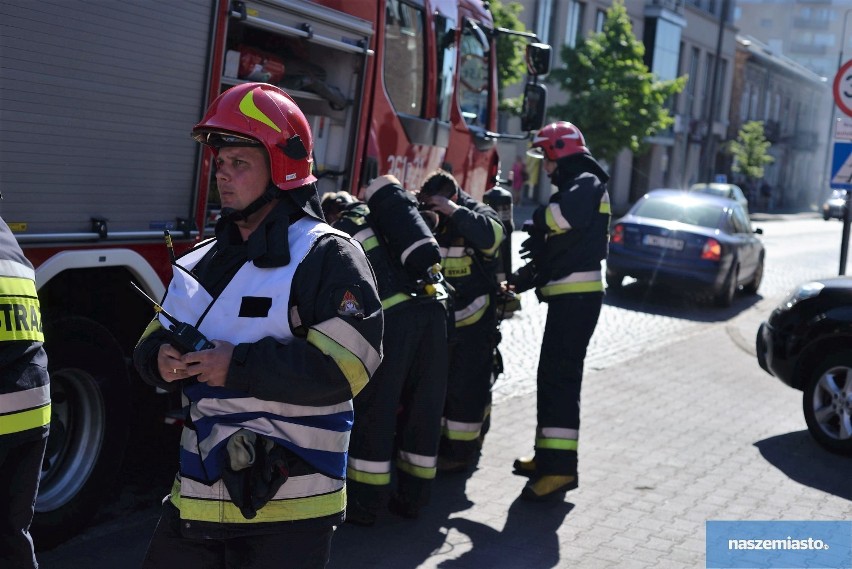Ewakuacja Wzorcowni we Włocławku. Pożar samochodu i dwie osoby na dachu - to scenariusz ćwiczeń [zdjęcia, wideo]