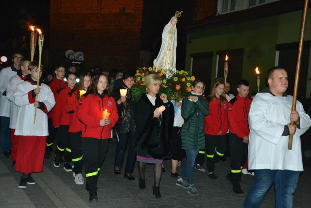 Procesja z figurą Matki Bożej, która przeszła do kościoła Błogosławionego Michała Kozala Biskupa i Męczennika.