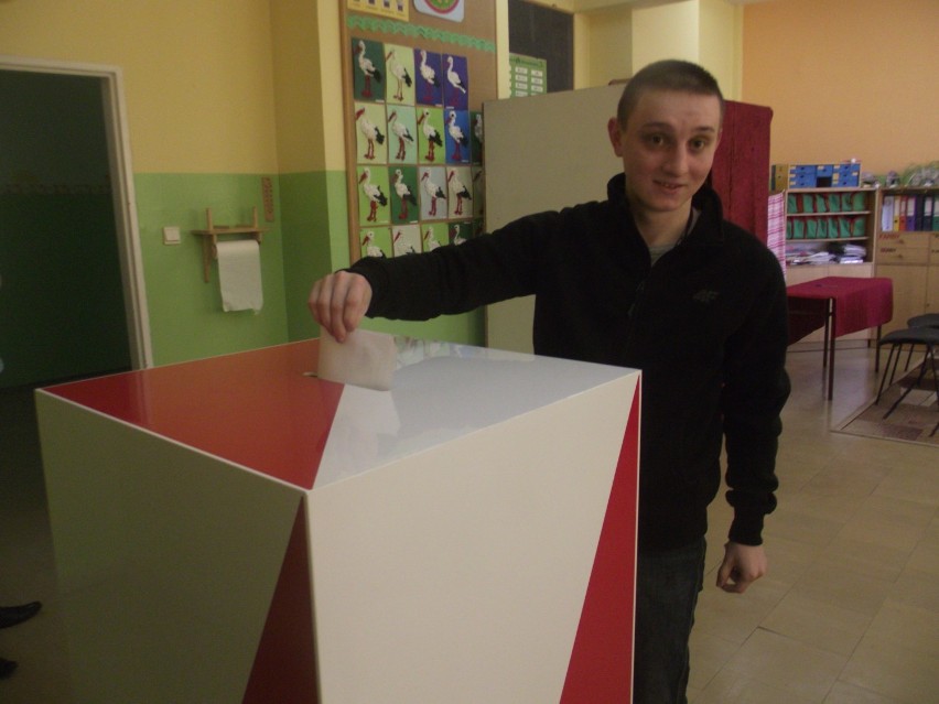 21-letni Mateusz Młynarczyk głosuje w obwodowej komisji...