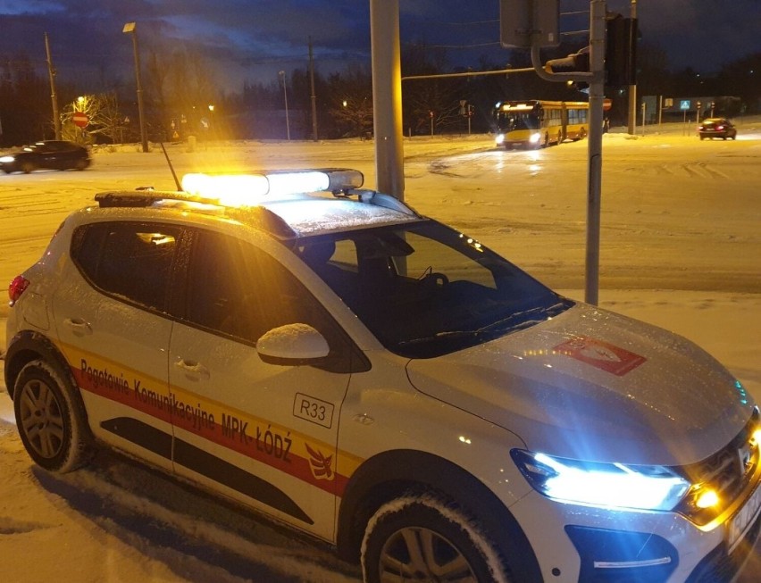 Na skrzyżowaniu Lodowej i Przybyszewskiego autobus utknął na...