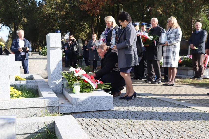 W związku z dniem Wszystkich Świętych w miejscach pamięci w...