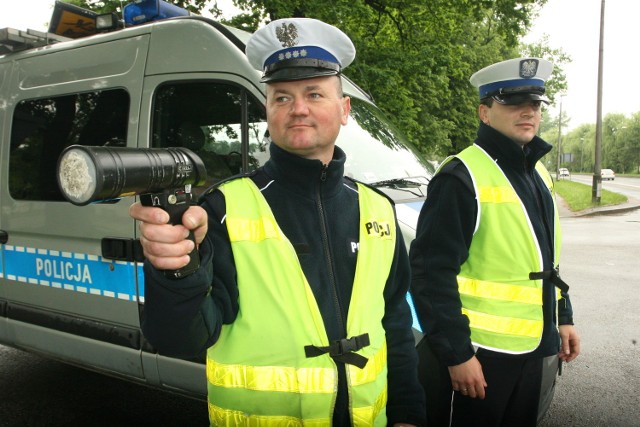 Asp. sztab. Sławomir Farun (pierwszy z lewej) i posterunkowy Krystian Wojtas zaobserwowali, że wyższe kary działają na kierowców. - Wolą zwolnić, niż stracić prawo jazdy - podkreślają policjanci