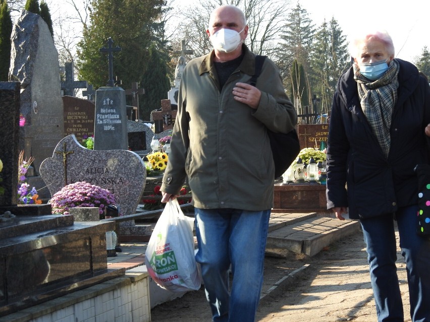 Święto Zmarłych 2021. Tłum ludzi na cmentarzu przy ulicy Bakałarzewskiej w Suwałkach
