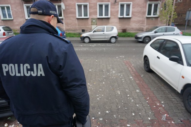 Parking przy bloku w Tarnowskich Górach, gdzie nastolatek wyrzucał na samochody sprzęt domowy