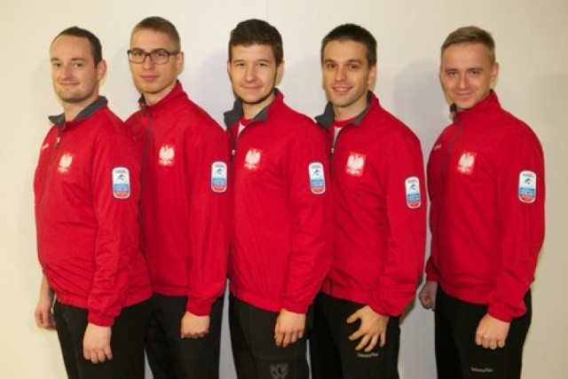 Na zdjęciach od lewej: Tomasz Zioło - skip, Konrad Stych, Bartosz Dzikowski, Michał Kozioł, Jakub Głowania

Torunianin na ME w Curlingu