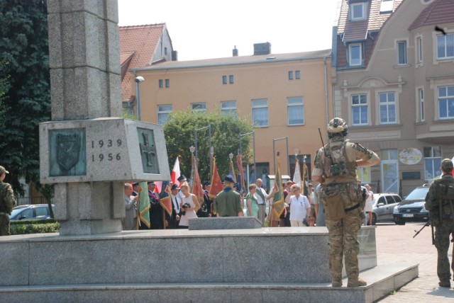 Uroczystości pod pomnikiem w Sierakowie