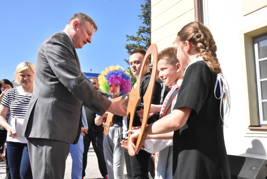 W czwartek burmistrz symbolicznie przekazał dzieciom i...