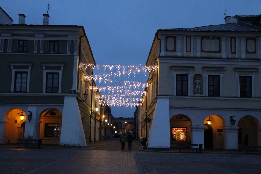 W Zamościu czuć już święta. Włączono choinkę i iluminacje świąteczne. Zobacz zdjęcia