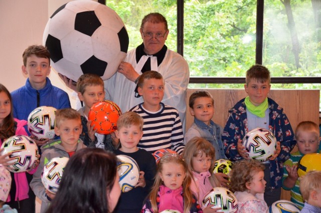 Po niedzielnym nabożeństwie w parafii ewangelickiej na dzieci czekała niespodzianka w postaci piłki