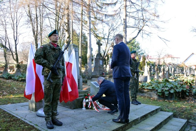 Przedstawiciele władz miejskich, powiatowych i wojskowych złożyli kwiaty na grobach bohaterów 1918 roku, pochowanych na cmentarzach w Przemyślu.