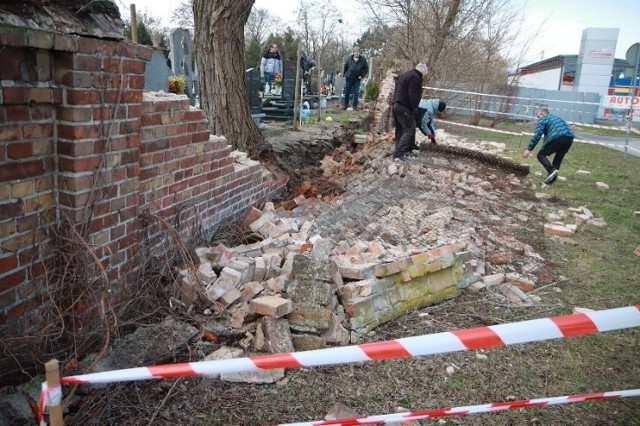 Mur zawalił się w marcu 2023 roku. Spółka BAZA szuka wykonawcy, który odbuduje zabytkowy mur.