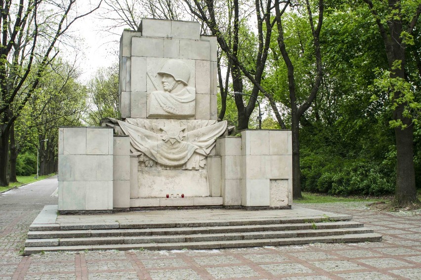 Pomnik radziecki w Parku Skaryszewskim zafoliowany.
