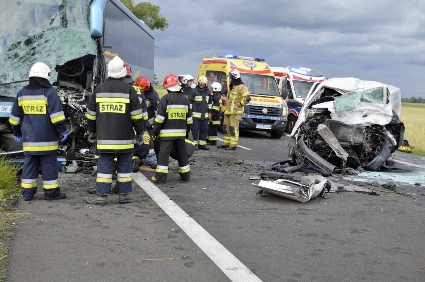 Śmiertelny wypadek w Modliborzu. Zderzenie autokaru z busem