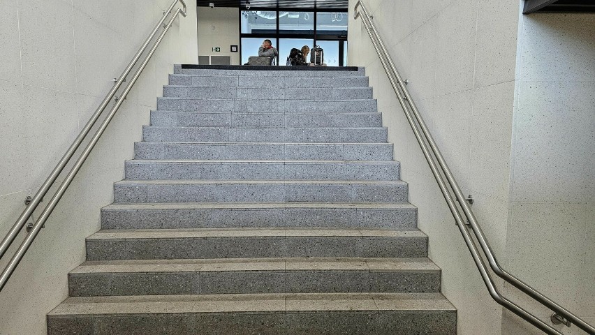 Za wąskie schody i za mało toalet na wyremontowanym dworcu PKP w Kielcach. Pasażerowie mają kolejne uwagi 