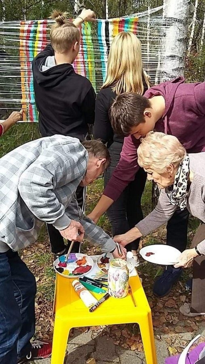 Jesienne malowanie w oświęcimskim Parku Pojednania Narodów