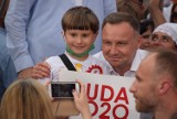 Wybory 2020: Kilkaset osób na spotkaniu z prezydentem Andrzejem Dudą w Rybniku. Byli też przeciwnicy
