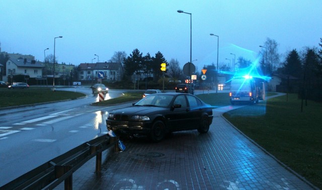 Na ul. Zatorskiej w Oświęcimiu bmw wypadło z jezdni i wbiło się w barierę energochłonną