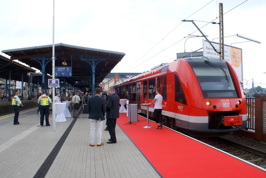 Szampanem ochrzcili nowy pociąg w Szczecinie [zdjęcia, wideo]