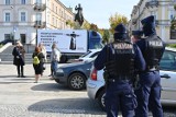 Antyhomofobus stanął na Placu Wolności w Kielcach. Mówiono na temat pedofilii [ZDJĘCIA]