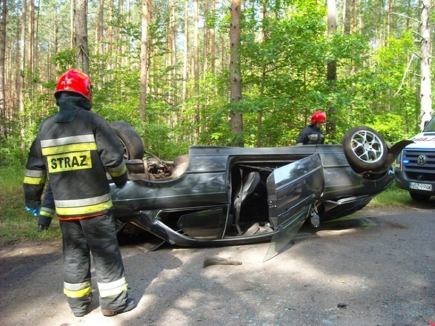 Dachowanie bmw koło Szczytna [zdjęcia]