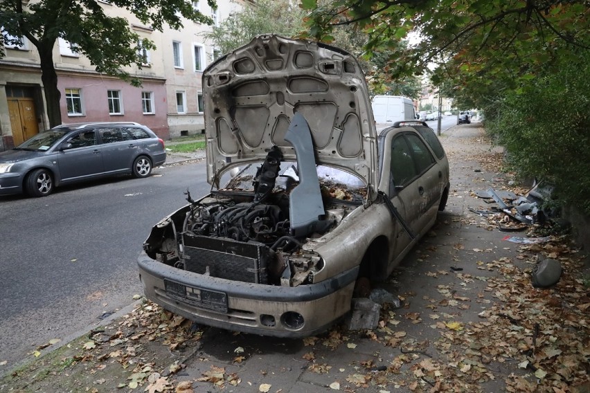Legnica: Wraki aut zalegają na parkingach.