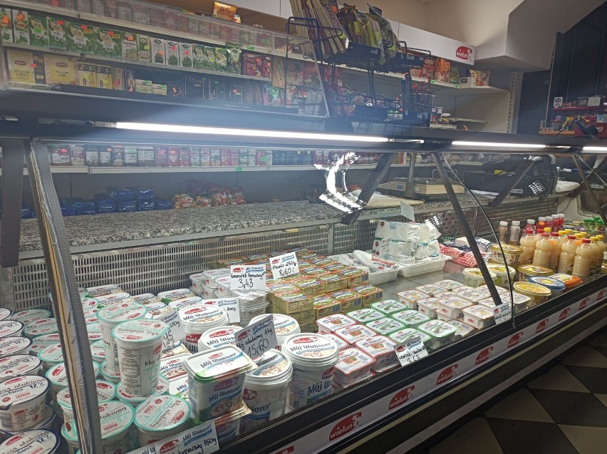 Spółdzielnia Dostawców Mleka w Wieluniu oddaje sklepy firmowe w dzierżawę. „Klienci nie stracą” – twierdzi szef mleczarni 