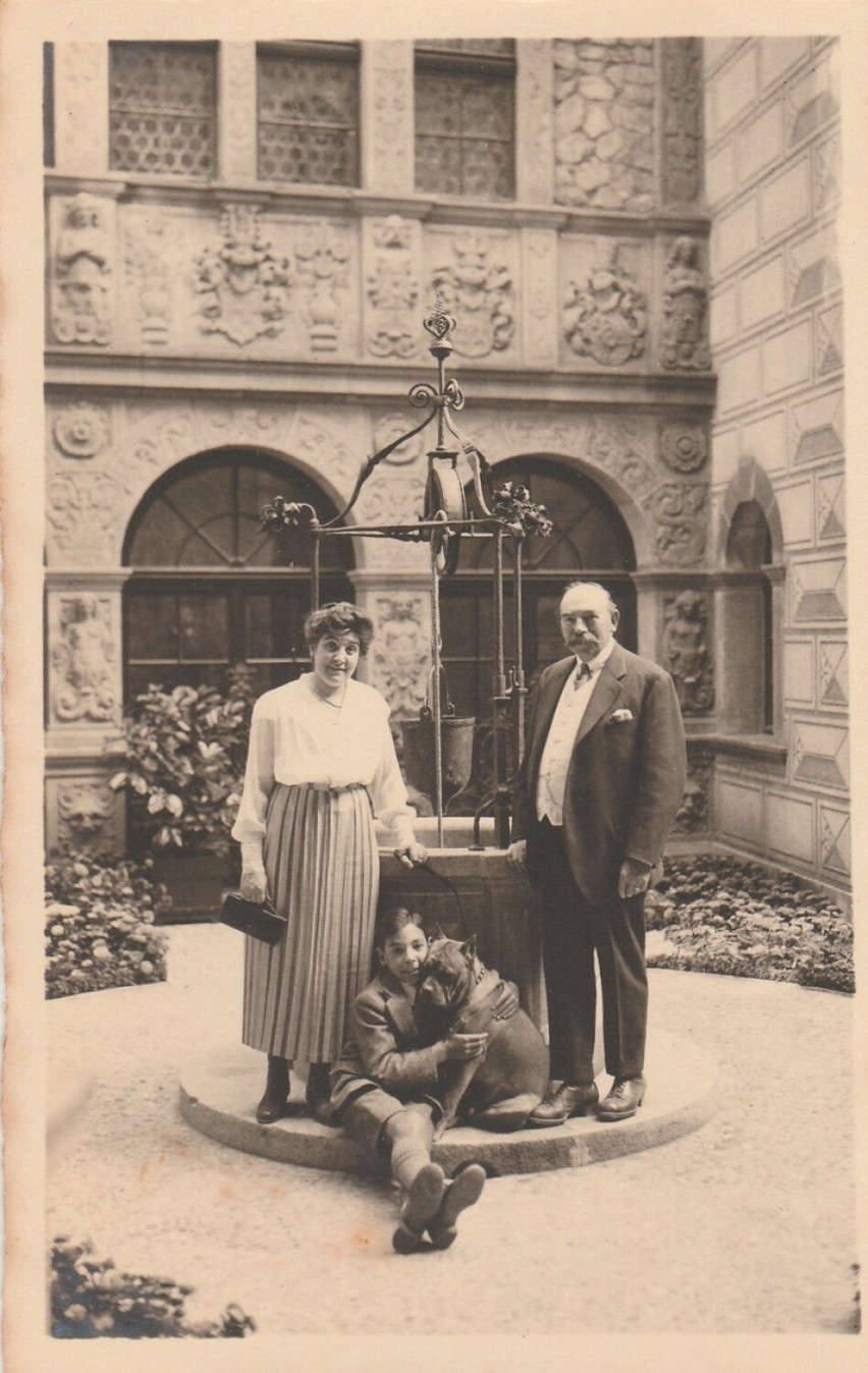 Na zdjęciu Louis Hardouin z żoną Eugenie i synem juniorem...