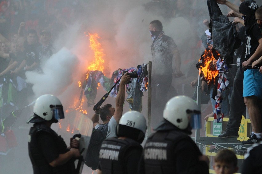 Tychy: Kibolskie zamieszki przed meczem GKS Tychy - GKS Katowice [ZDJĘCIA]