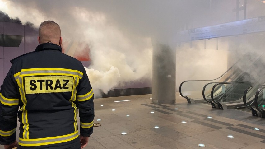 Dym na stacji metra Nowy Świat-Uniwersytet. Nocne ćwiczenia...