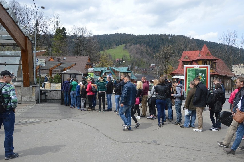 Zakopane. Tłumy na Krupówkach. Parkingi zapchane [ZDJĘCIA]