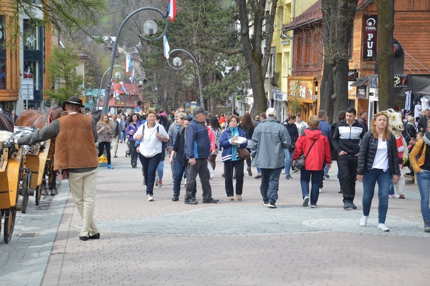 Zakopane. Tłumy na Krupówkach. Parkingi zapchane [ZDJĘCIA]