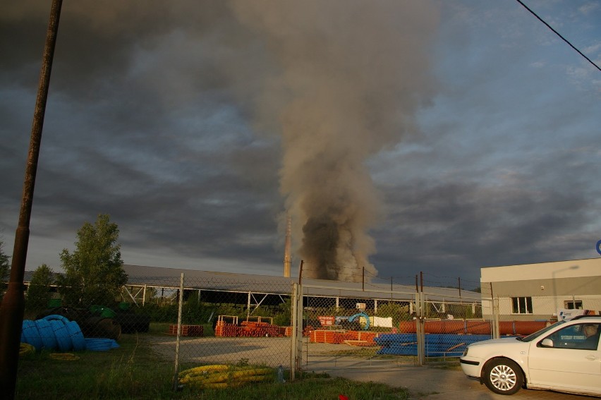 Gorlice. Po pożarze śmieci w Empolu czarny dym spowił całe miasto. 