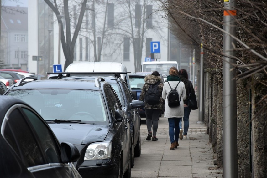 Kierowcy parkują wzdłuż ulicy Czaplaka, choć zlikwidowano...