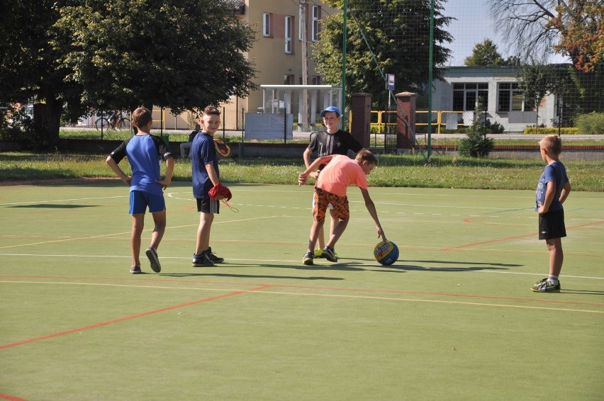 Szelków. Festyn sportowo-kulinarny. 25.08.2019. Był konkurs na najlepsze ciasto i mecz piłki nożnej