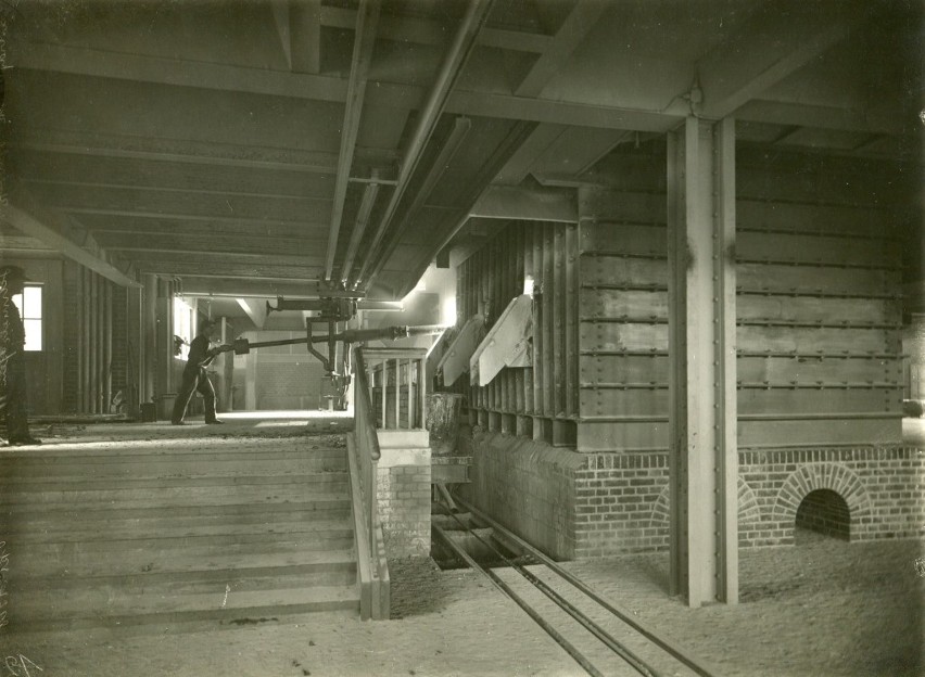 Wnętrze karbidowni w Karbiu koło Bytomia, lata 30. XX wieku