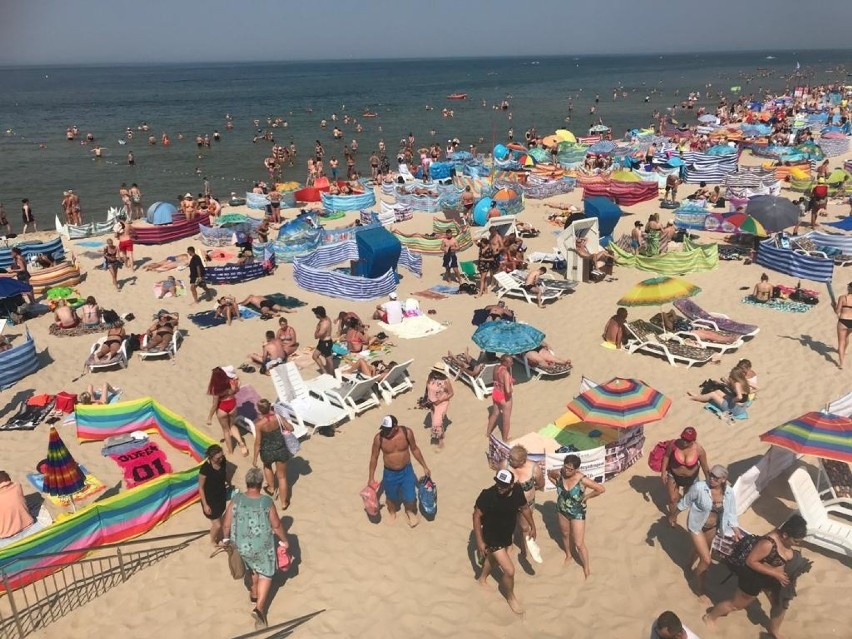 Tak wygląda plaża w Międzyzdrojach. Gdzie dystans? Gdzie maseczki? [FILM, ZDJĘCIA]