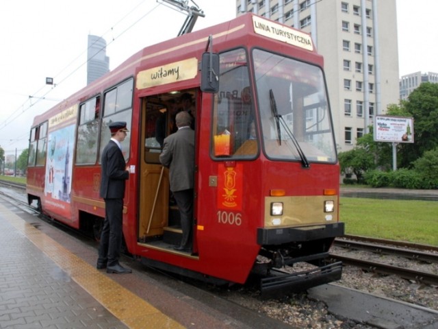 W Warszawskim Tramwaju Promocyjnym pasażerowie mogą oglądać film ...