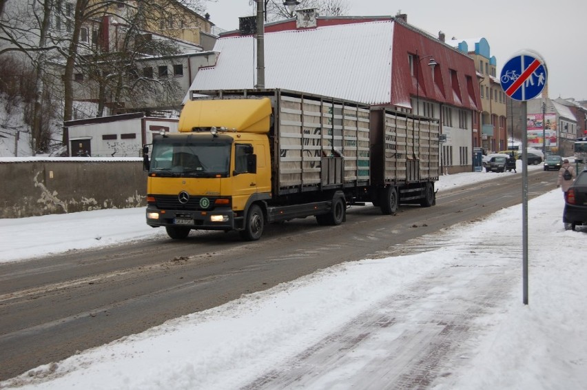 Opady śniegu spowodowały paraliż na drogach. Samochody poruszają się żółwim tempem