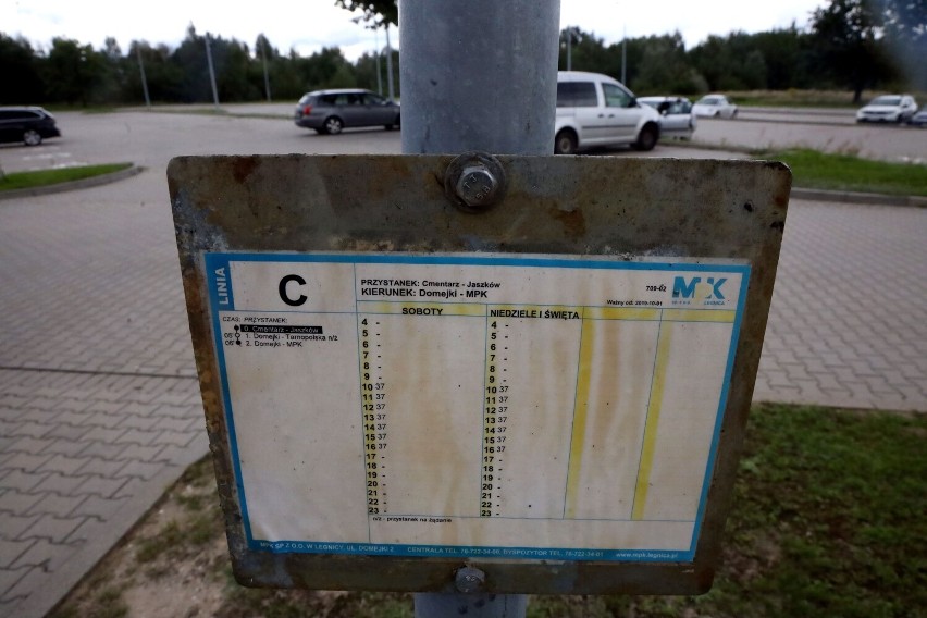 Mieszkańcy Legnicy skarżą się na brak wygodnego połączenia autobusowego z cmentarzem w Jaszkowie. Co na to MPK?