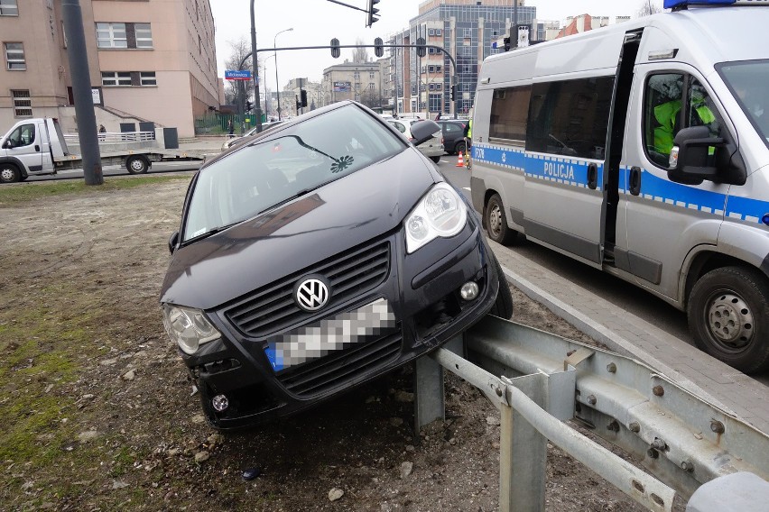 Wypadek na Żeromskiego w Łodzi. Auto zawisło na barierkach [ZDJĘCIA]