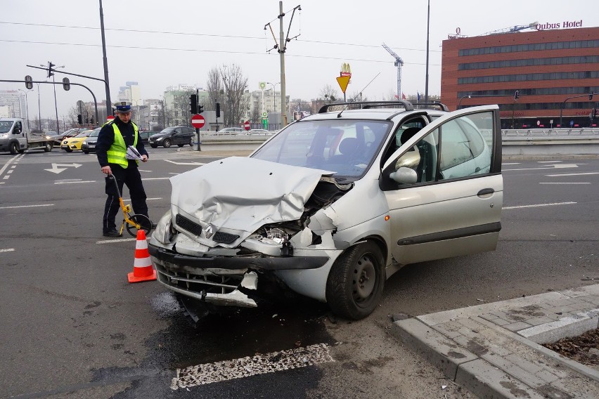 Wypadek na Żeromskiego w Łodzi. Auto zawisło na barierkach [ZDJĘCIA]
