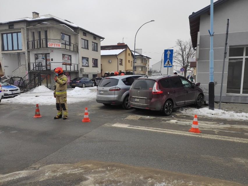 Kolejny wypadek na ulicy Szopena. Samochód uderzył w budynek [ZDJĘCIA]