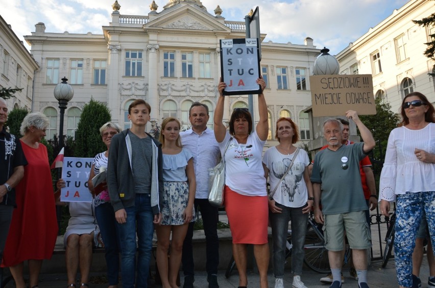 Demonstracja przed sądem w Piotrkowie. W obronie wolnych,...