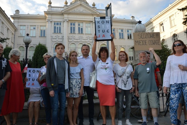 Demonstracja przed sądem w Piotrkowie. W obronie wolnych, apolitycznych sądów oraz Konstytucji RP