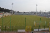 Stawiają maszty oświetleniowe na stadionie w Legnicy (ZDJĘCIA)