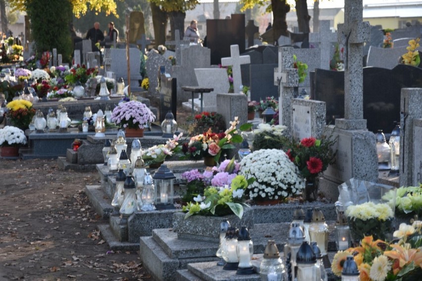 Wszystkich Świętych 2021 Wągrowiec. Wielu z nas odwiedza bliskich zmarłych na cmentarzach 