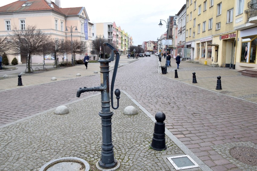 Malbork. Ulica Kościuszki - czy taka rzeczywiście reprezentacyjna? Niedoszły deptak chwastem zarasta, a może to być "główny nerw miasta"