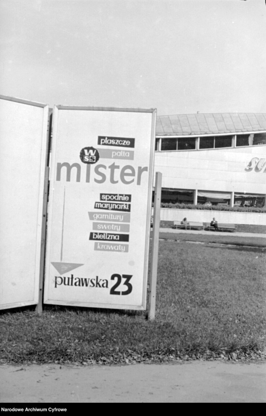 Baner reklamowy sklepu "Mister". W tle widoczny fragment budynku Supersamu przy ul. Puławskiej 2