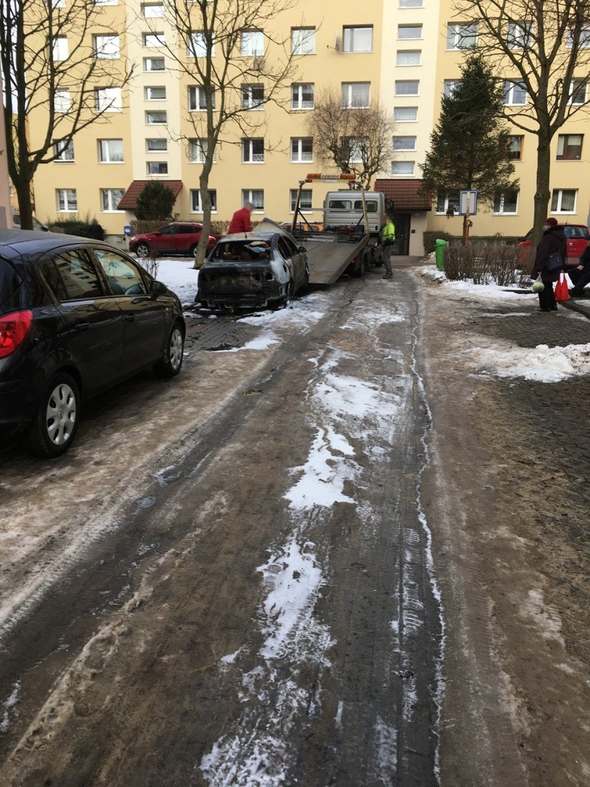 Auto stanęło w płomieniach przy ul. Małcużyńskiego w Słupsku